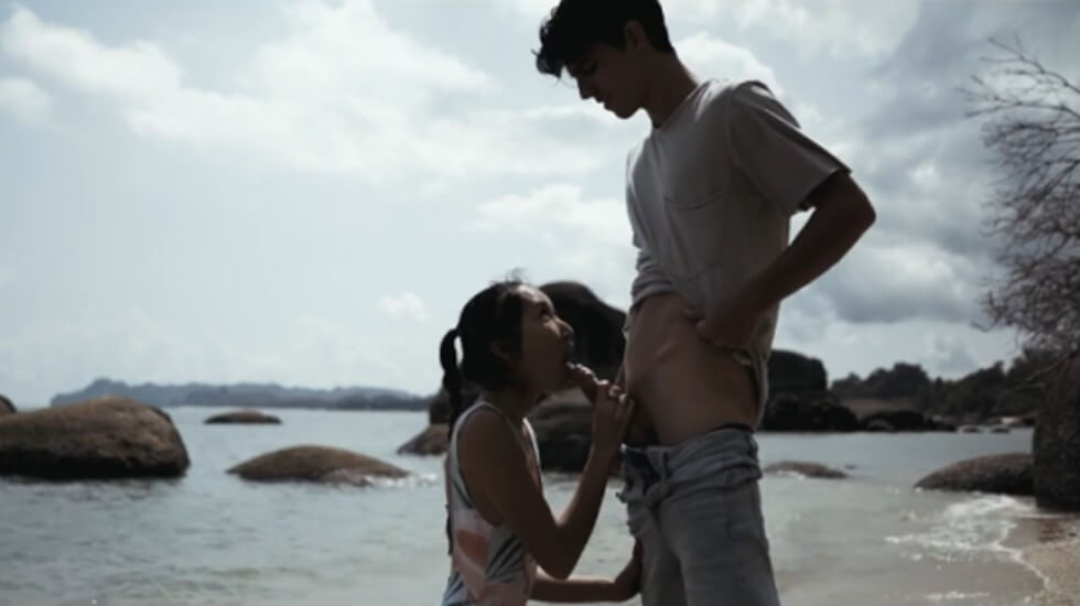 华裔美女博主与男友的性爱日记-我在海滩上用她的乳头